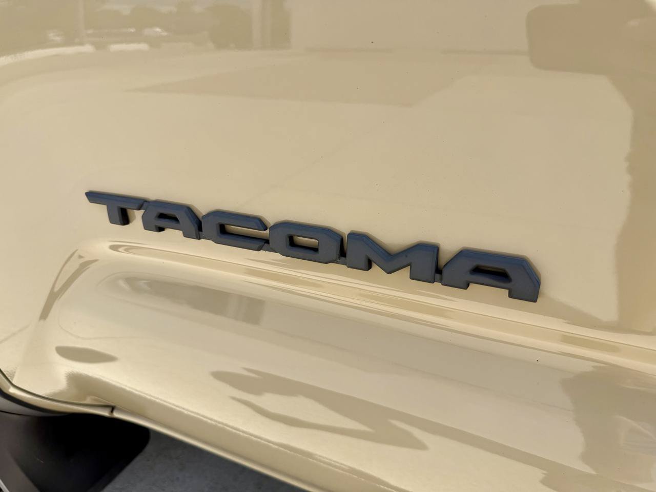 Used 2016 Toyota Tacoma TRD Off-Road w/ Premium & Technology Package AWD/4WD image 10