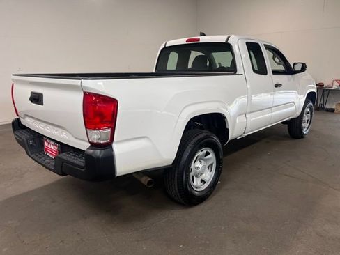 Used 2017 Toyota Tacoma SR image 3