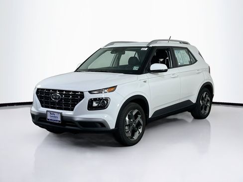 Used 2024 Hyundai Venue SEL image 1