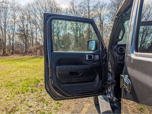 Used 2023 Jeep Wrangler Sahara w/ Cold Weather Group image 10