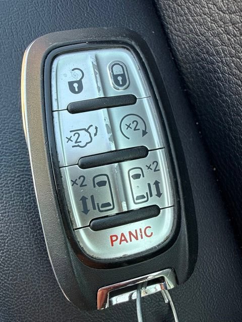 Used 2025 Chrysler Pacifica Limited FWD image 14