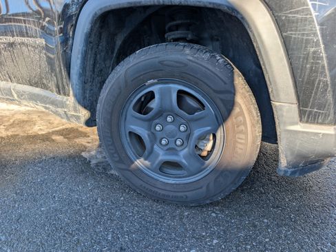 Used 2021 Jeep Compass Sport image 9