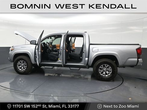 Used 2019 Toyota Tacoma SR5 w/ SR5 Appearance Package (SM) image 31