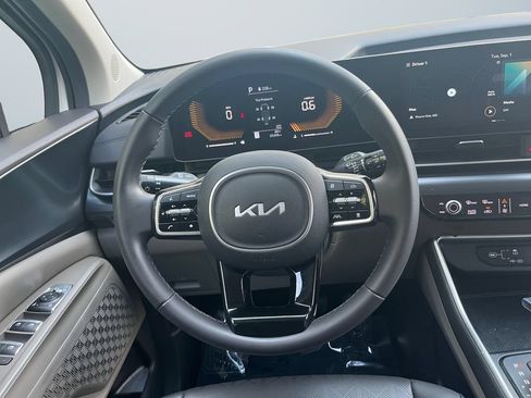 Used 2025 Kia Carnival FWD image 12