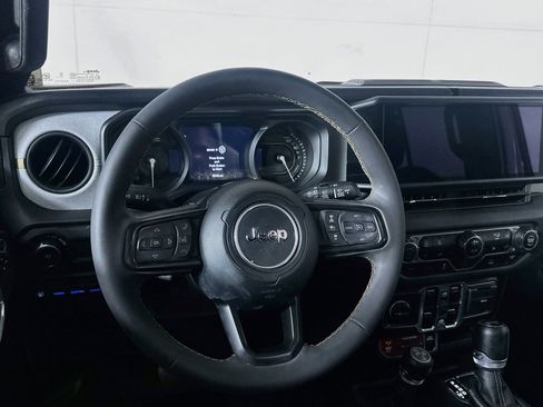 Used 2024 Jeep Wrangler Unlimited AWD/4WD image 18
