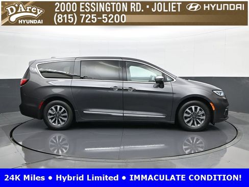 Used 2022 Chrysler Pacifica Limited image 4