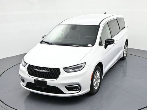 Used 2024 Chrysler Pacifica Touring-L image 16