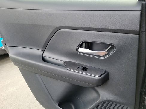 Used 2025 Nissan Kicks SV image 17