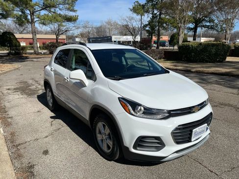 Used 2019 Chevrolet Trax LT w/ LT Convenience Package image 2