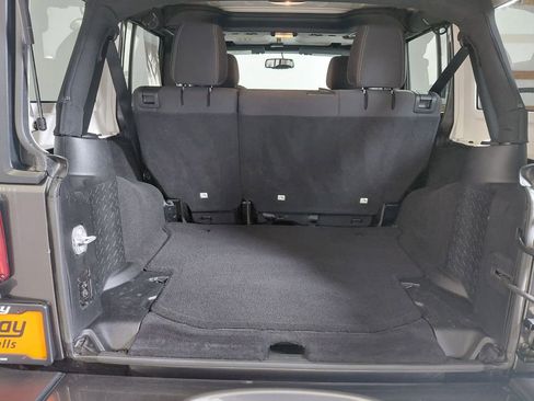 Used 2018 Jeep Wrangler Unlimited Sahara image 15