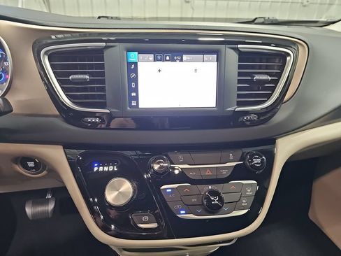 Used 2023 Chrysler Voyager LX FWD image 20