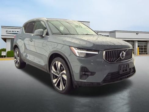 Used 2023 Volvo XC40 B5 Plus w/ Climate Package AWD/4WD image 2