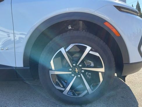 New 2026 Chevrolet Equinox EV LT image 24