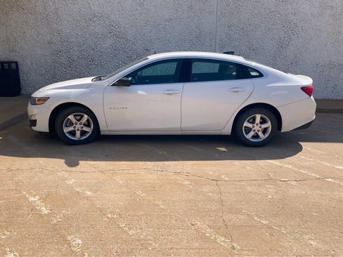 Used 2021 Chevrolet Malibu LS FWD image 2