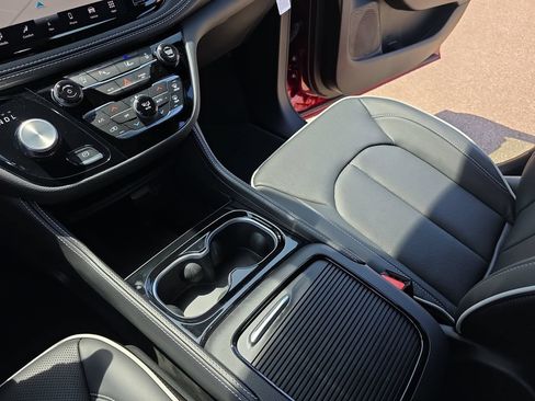 New 2027 Chrysler Pacifica Limited FWD image 29