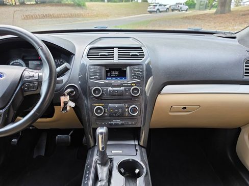 Used 2017 Ford Explorer FWD image 13