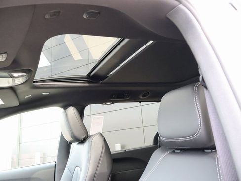 New 2026 Chrysler Pacifica Select image 25