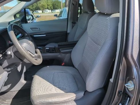 Used 2021 Toyota Sienna LE w/ LE Plus Package AWD/4WD image 9