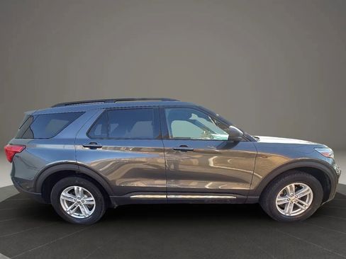 Used 2020 Ford Explorer XLT w/ Comfort Package image 4