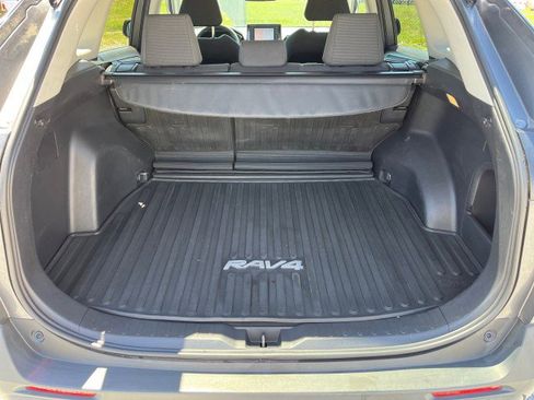 Used 2021 Toyota RAV4 LE AWD/4WD image 16
