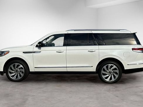 Used 2024 Lincoln Navigator L Reserve AWD/4WD image 2