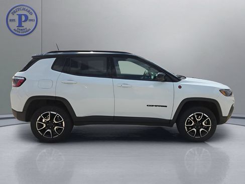 Used 2025 Jeep Compass Trailhawk AWD/4WD image 8