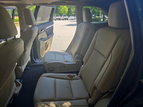 Used 2019 Toyota Highlander XLE FWD image 14