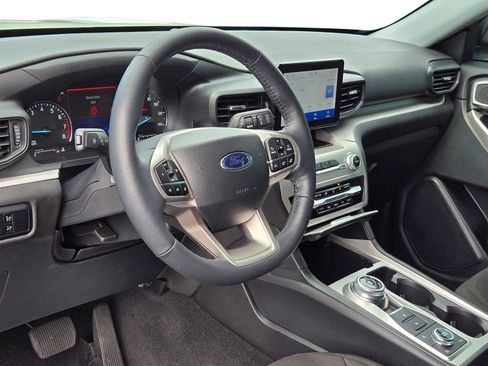 Used 2023 Ford Explorer XLT AWD/4WD image 16