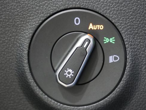 Used 2025 Volkswagen Taos SE FWD image 14