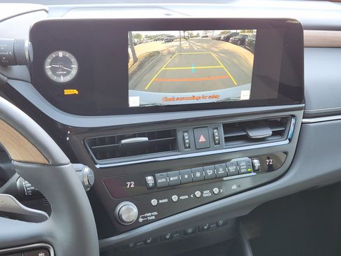 Used 2024 Lexus ES 350 350 Luxury w/ Technology Package image 11