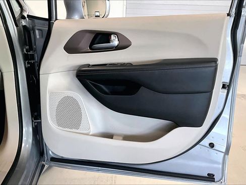 Used 2017 Chrysler Pacifica Touring-L image 25