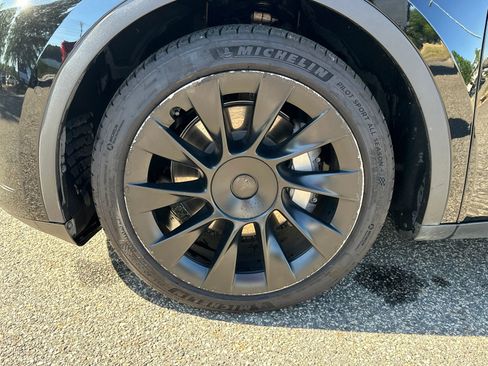 Used 2021 Tesla Model Y Long Range image 9