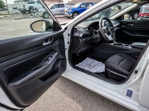 Used 2025 Nissan Altima 2.5 SV FWD image 25