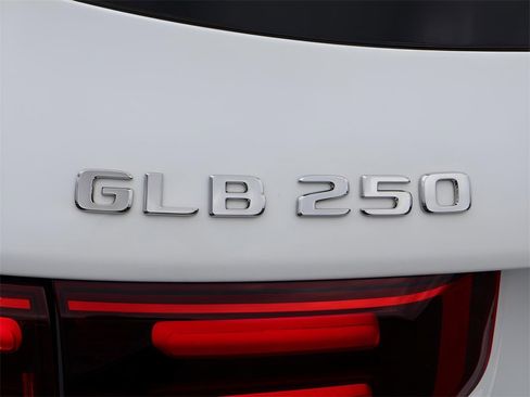 New 2025 Mercedes-Benz GLB 250 4MATIC image 8
