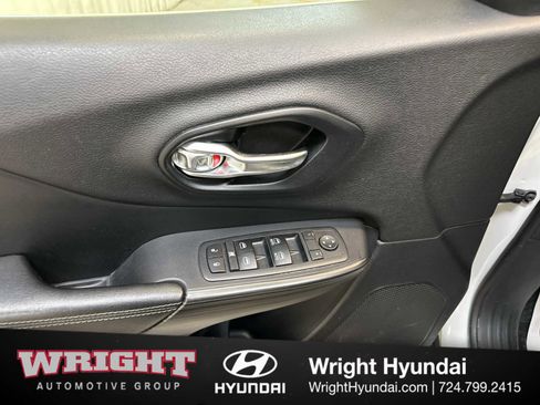 Used 2017 Jeep Cherokee Limited image 10