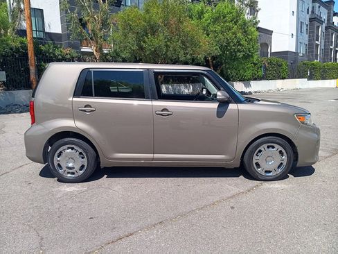 Used 2013 Scion xB FWD image 4