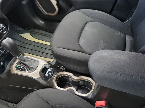 Used 2017 Jeep Renegade Latitude FWD image 25