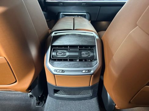 Certified 2025 BMW 740i xDrive w/ Premium Package AWD/4WD image 34