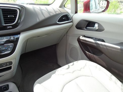 Used 2018 Chrysler Pacifica Touring Plus FWD image 21