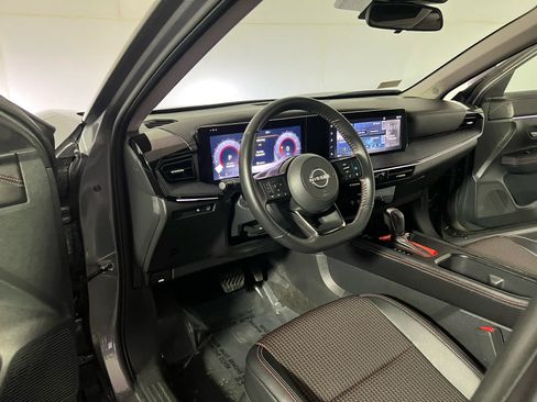 Used 2025 Nissan Kicks SR FWD image 21