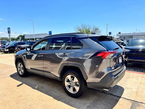 Used 2022 Toyota RAV4 LE AWD/4WD image 5