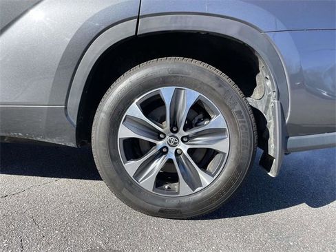 Used 2023 Toyota Highlander XLE image 9