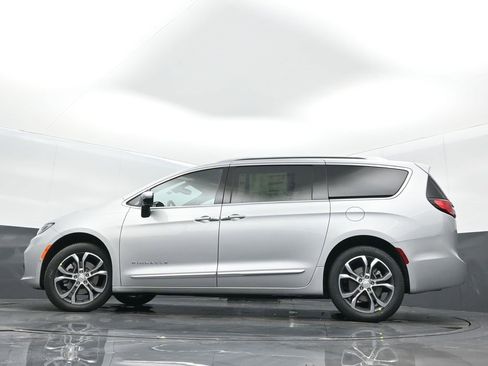 New 2026 Chrysler Pacifica Pinnacle image 35