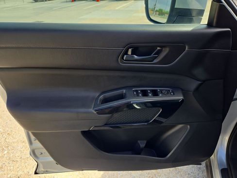 Used 2025 Nissan Pathfinder SV FWD image 14