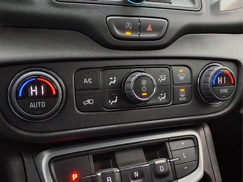 Used 2024 GMC Terrain SLE w/ Driver Convenience Package image 9