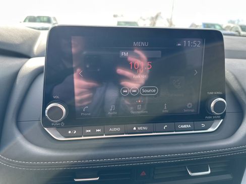 Used 2025 Nissan Rogue SV image 40