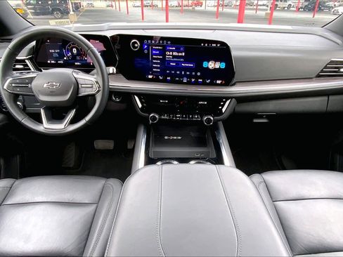 Used 2025 Chevrolet Suburban Z71 image 16