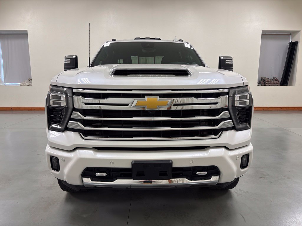 Used 2024 Chevrolet Silverado 2500 High Country w/ High Country Premium Package AWD/4WD image 3