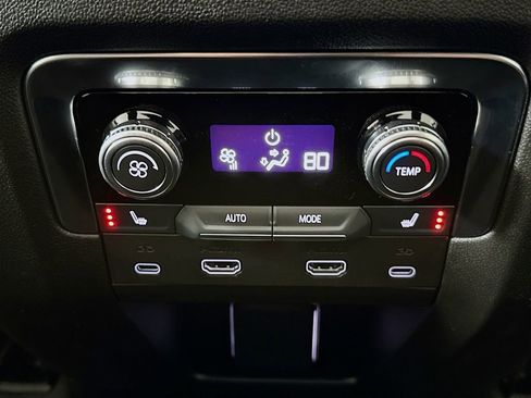 Used 2025 GMC Yukon XL AT4 w/ AT4 Premium Plus Package image 27