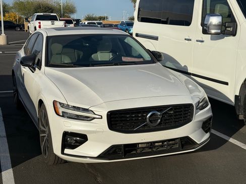Used 2022 Volvo S60 B5 Momentum w/ Premium Package image 2